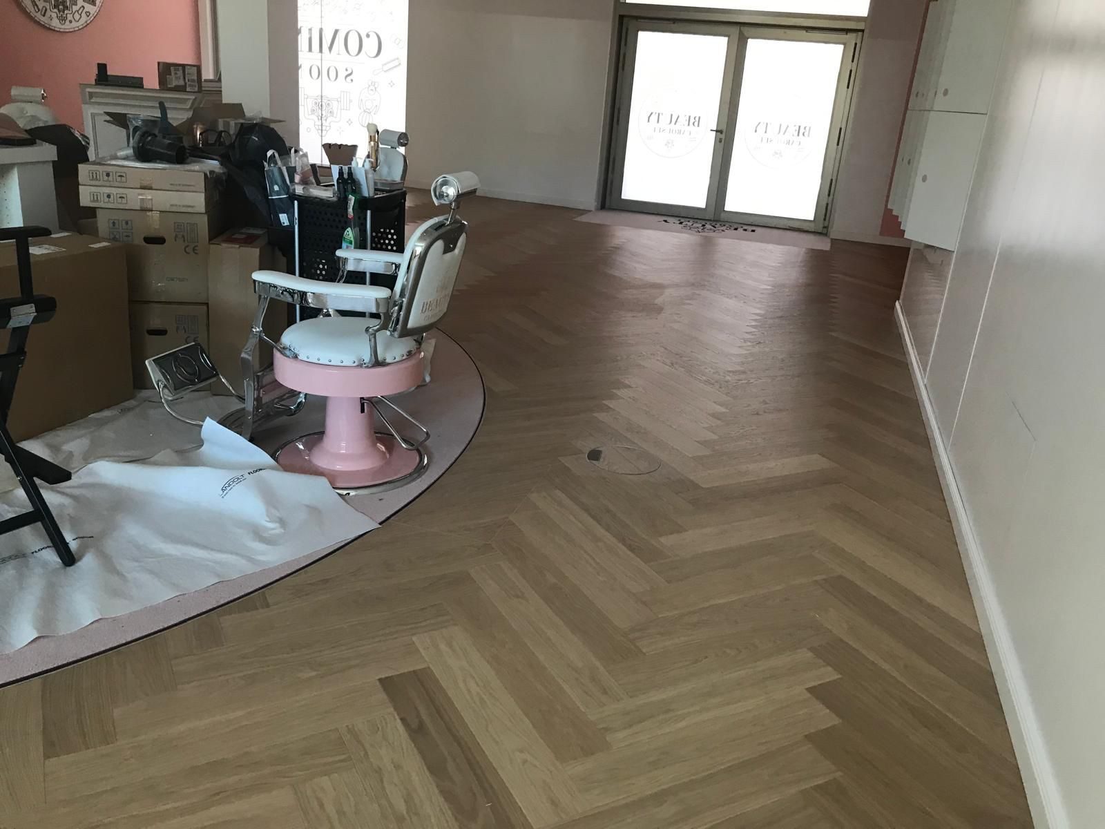 Designboden – Vinyl-Fischgrät im Friseursalon