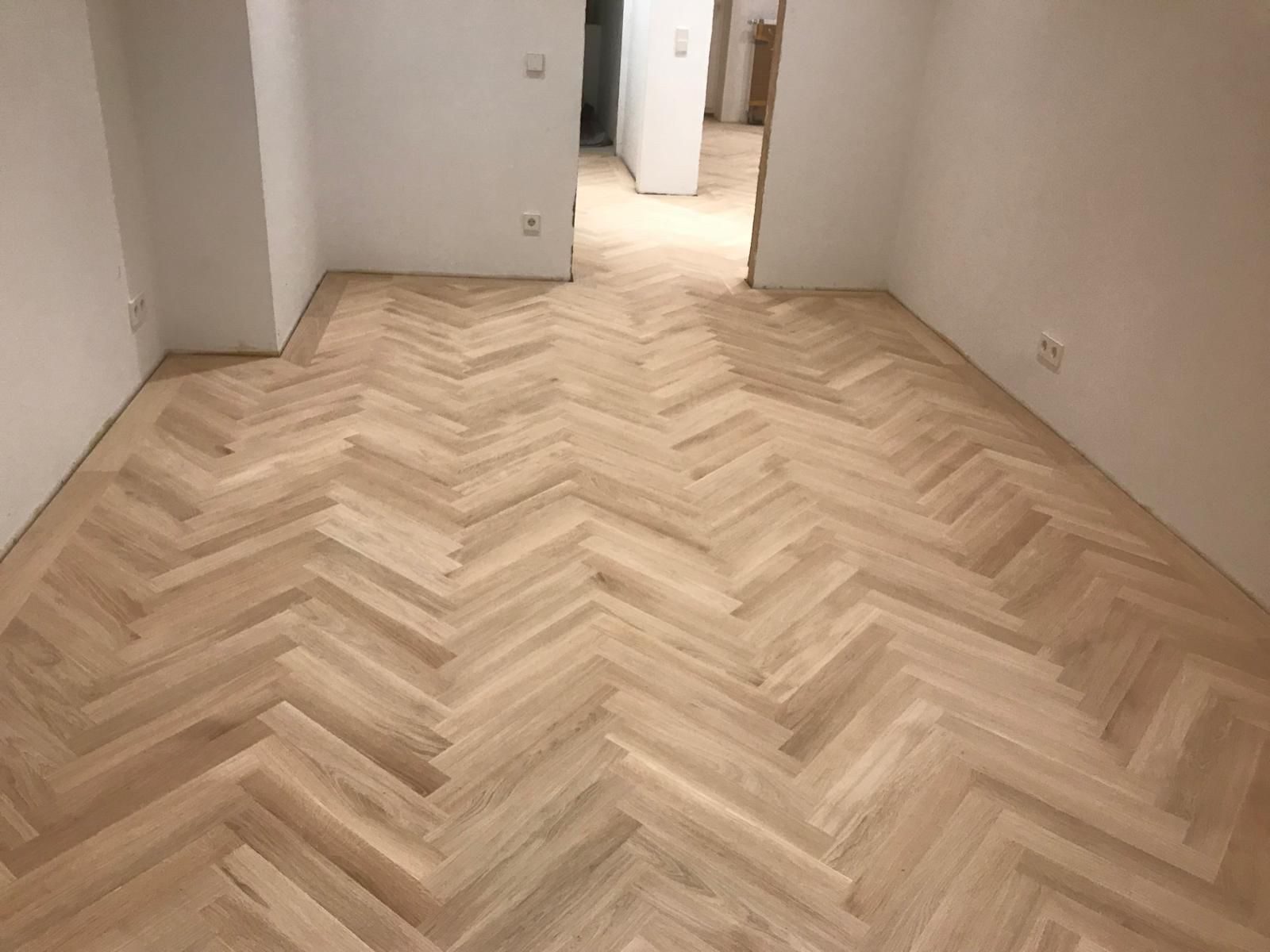 Parkett – Fischgrät im Altbau mit antikem Kamin