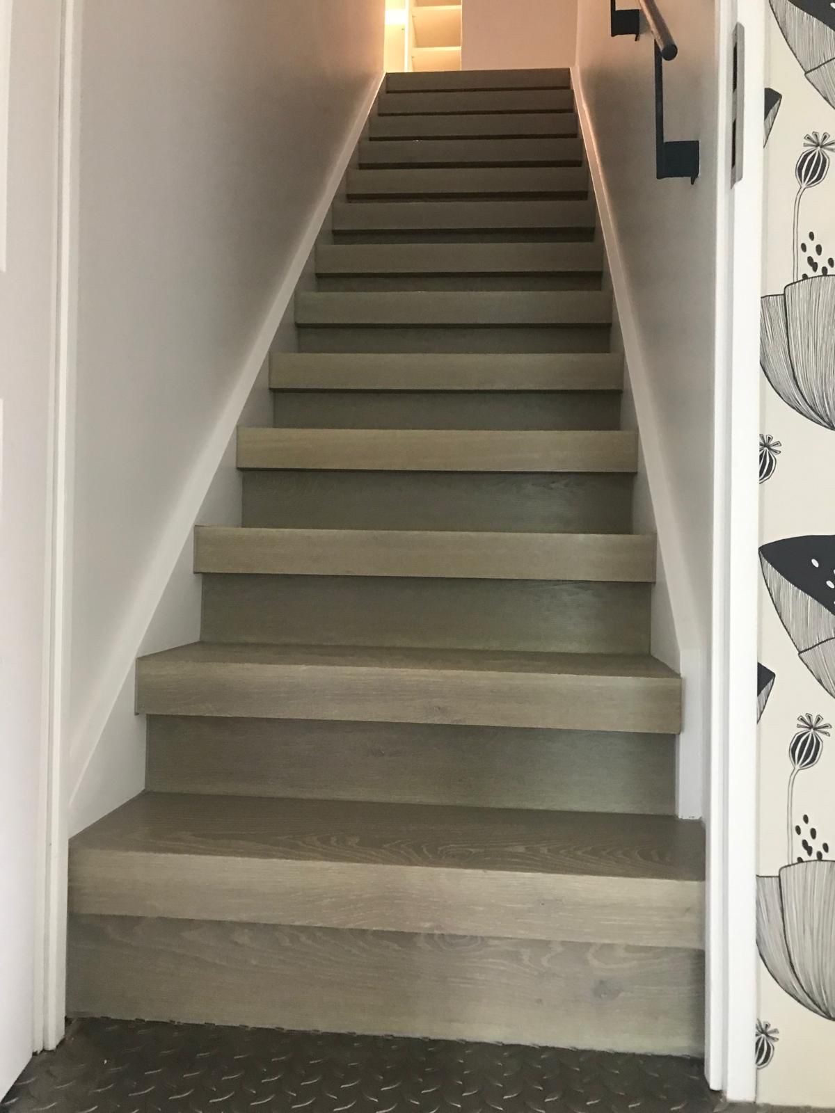 Designboden – Vinyl-Treppe in Grau