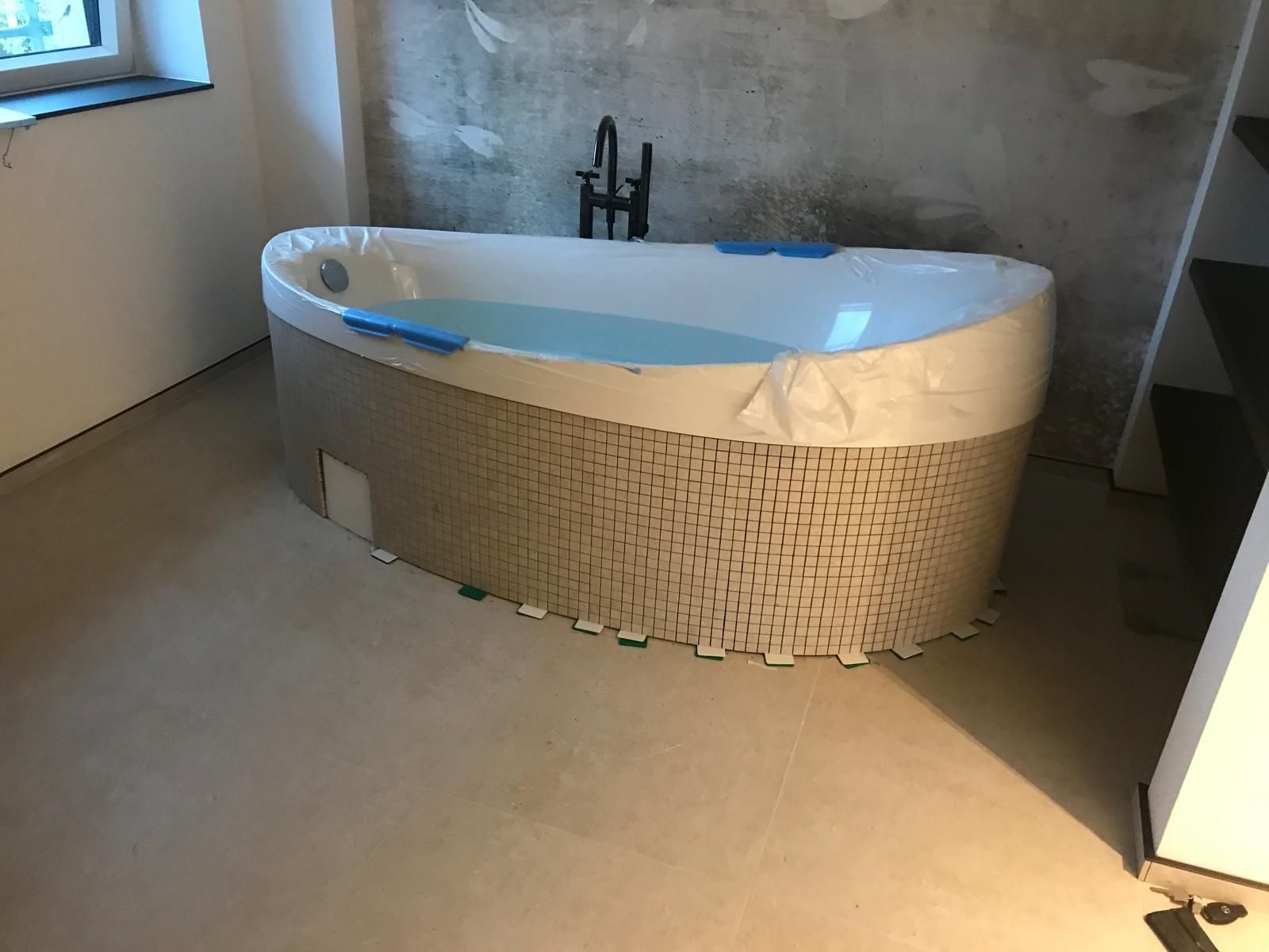 Bad mit freistehender Wanne und Mosaik