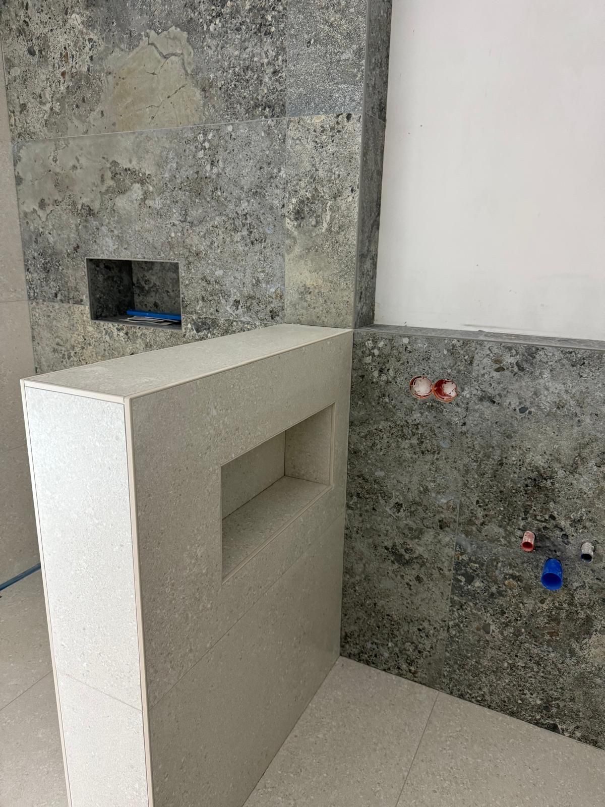 Fliesen – Badezimmer in Steinoptik, großformatig