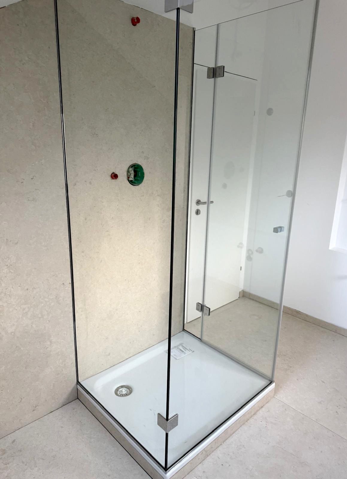 Rahmenlose Dusche mit Steinplatten