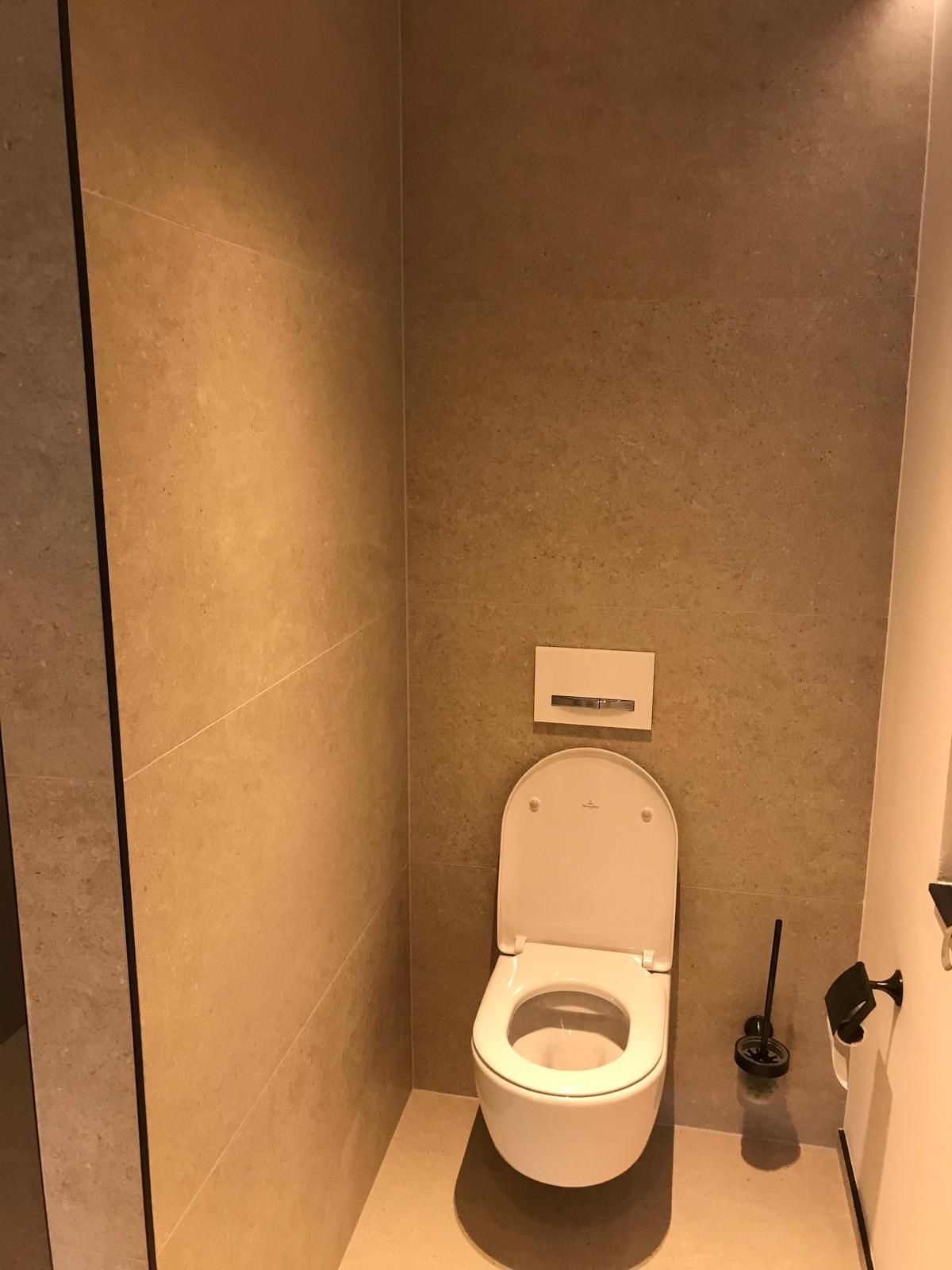 Fliesen – Gäste-WC in beiger Steinoptik
