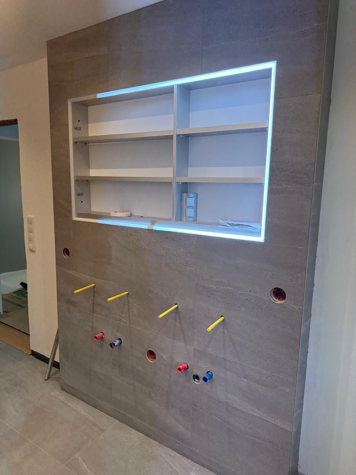 Fliesen – Großformat-Wand mit beleuchteter Nische