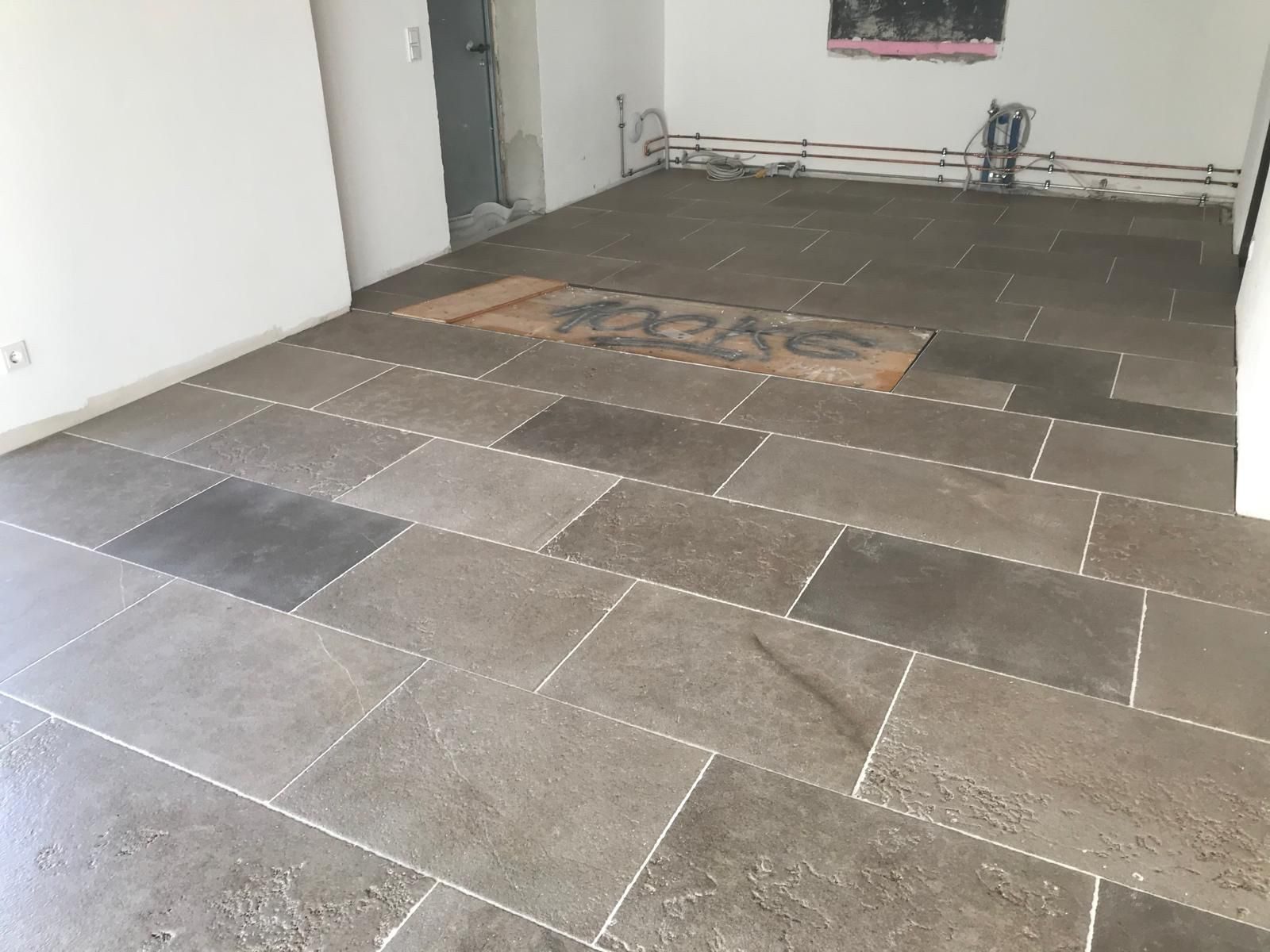 Großformat-Steinfliesen Wohnzimmer