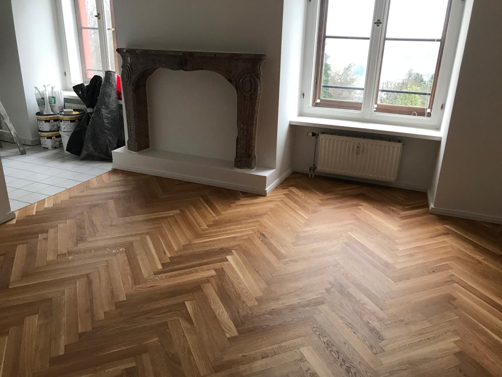 Fischgrät-Parkett im Altbau mit Kamin