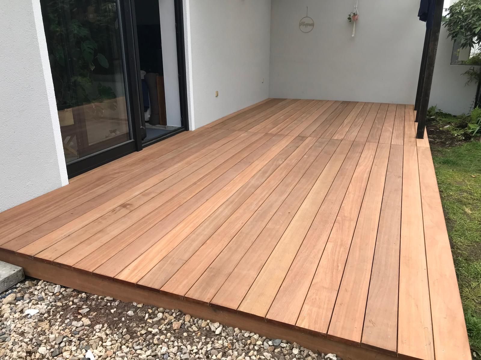 Terrasse – Bangkirai-Holz, Garten mit Glasgeländer
