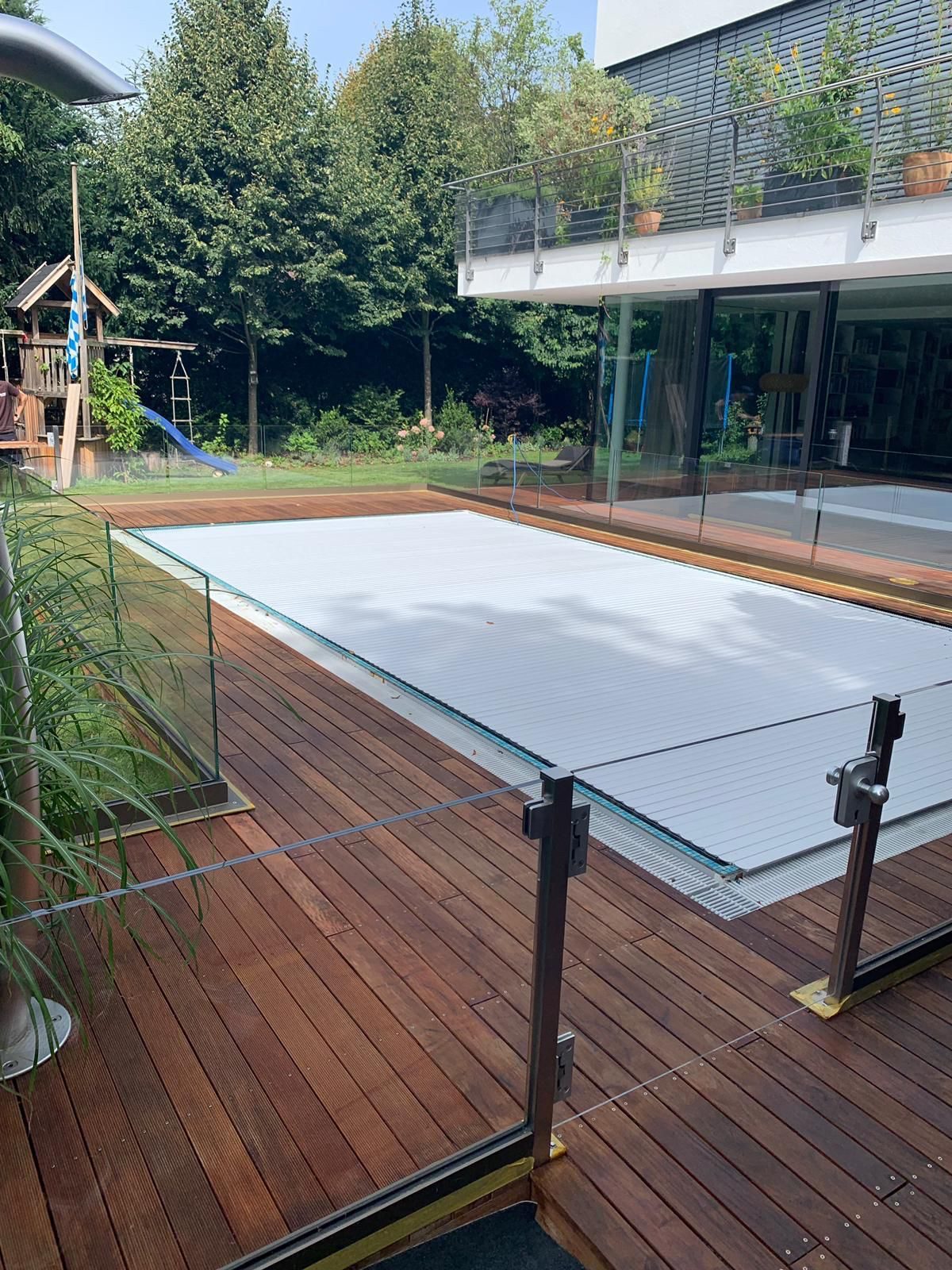 Terrasse – Bangkirai am Pool